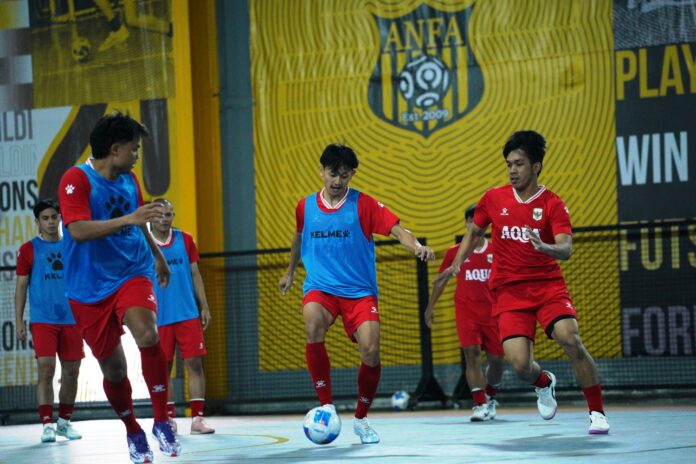 Skuad Timnas Futsal Indonesia menjalani sesi latihan perdana di lapangan dengan pengawasan ketat tim pelatih jelang keberangkatan ke Spanyol.