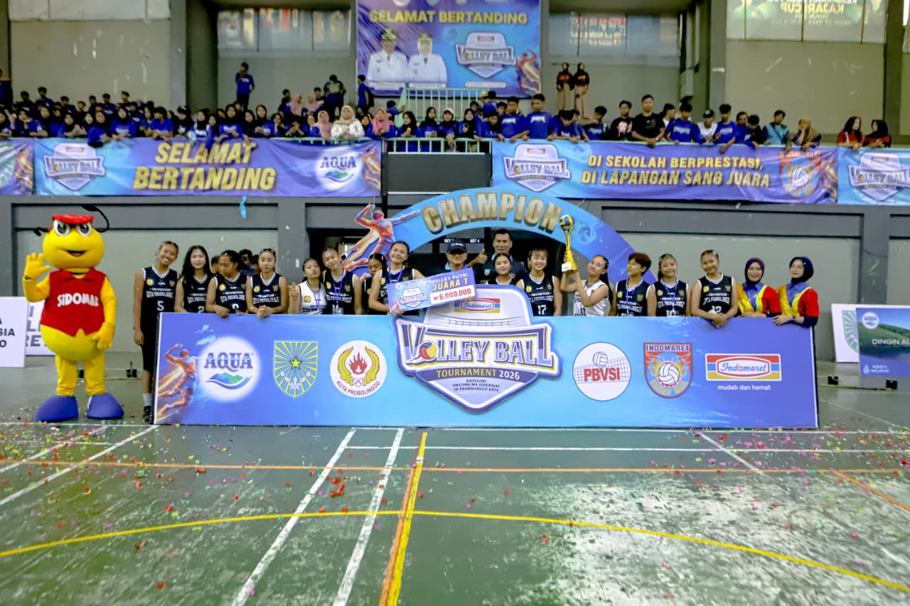 Senyum sumringah tim putri SMAN 4 Probolinggo yang berhasil menjadi juara pada ajang Indomaret Volleyball Tournament 2026.