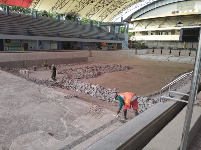 Renovasi kolam renang Kertajaya Surabaya dalam kondisi yang masih berantakan di tengah dan mangkrak.