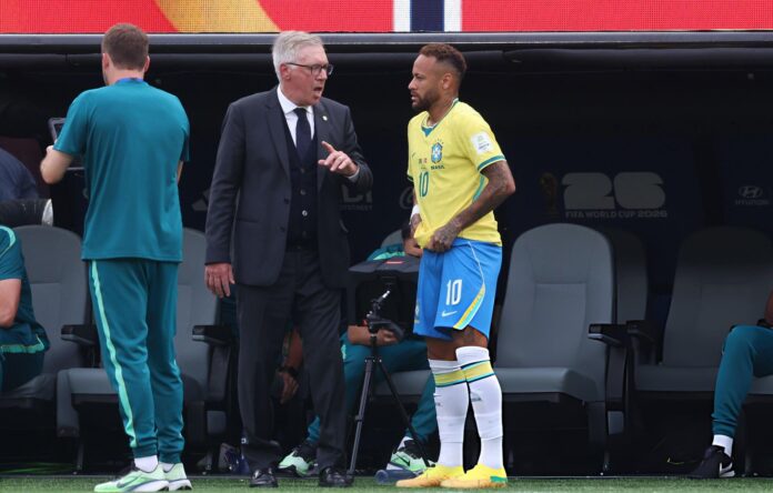 Pelatih Timnas Brasil Carlo Ancelotti berbicara kepada Neymar Jr.