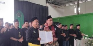 IPSI Banyuwangi Resmi Dilantik, BHS Tekankan Pembinaan Atlet dan Kondusivitas Daerah Ketua IPSI Jawa Timur Bambang Haryo Soekartono melantik Pengcab IPSI Banyuwangi yang dipimpin Ahmad Syifa Nailul Wafar.