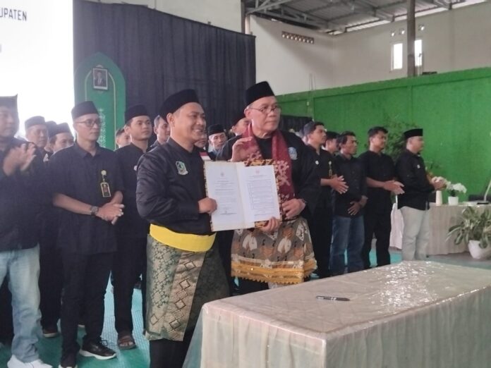 Ketua IPSI Jawa Timur Bambang Haryo Soekartono melantik Pengcab IPSI Banyuwangi yang dipimpin Ahmad Syifa Nailul Wafar.