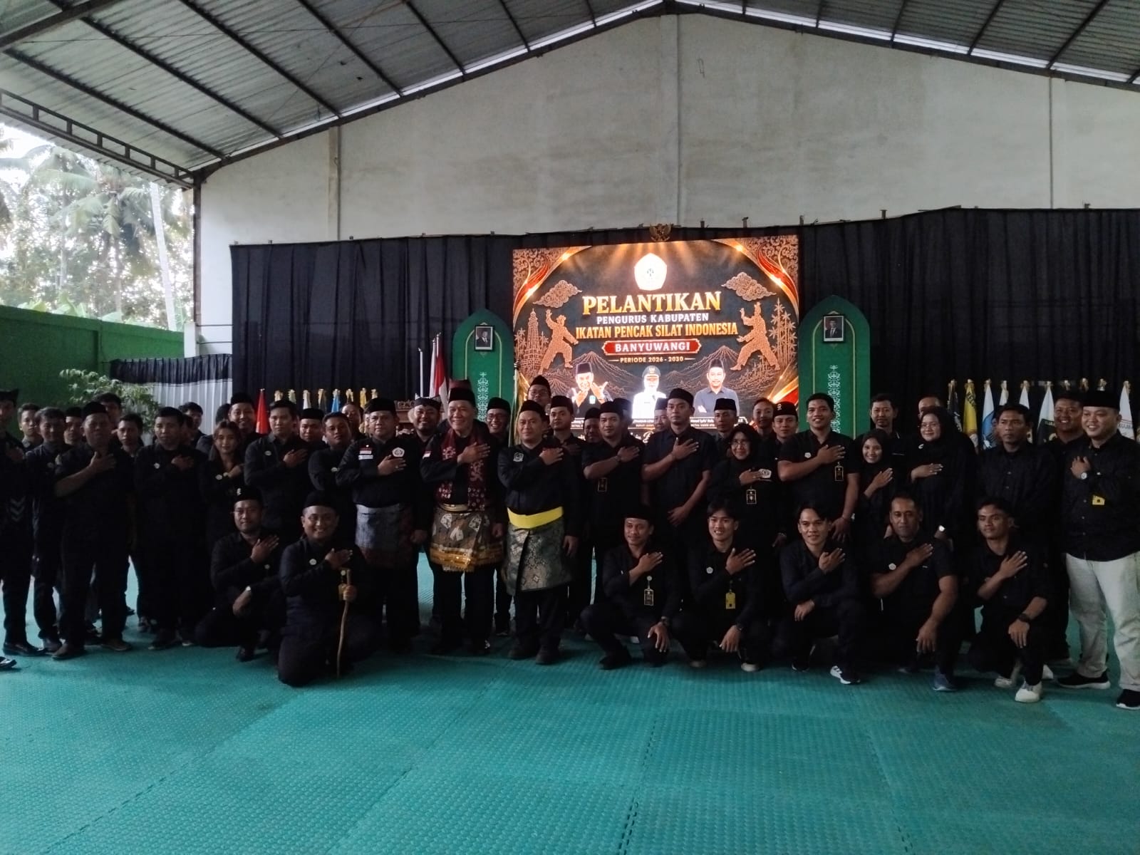 Ketua IPSI Jawa Timur Bambang Haryo Soekartono berfoto bersama pengurus baru Pengcab IPSI Banyuwangi usai pelantikan.