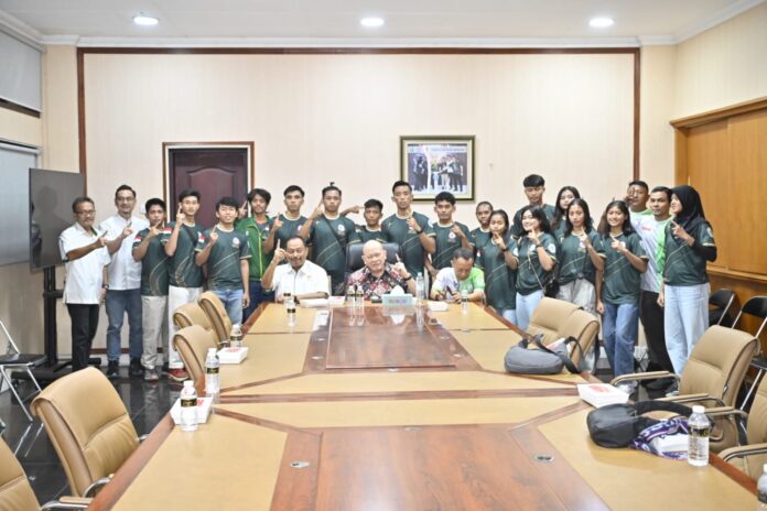 Ketua Umum KONI Jatim Muhammad Nabil dan Ketua MI Jatim Baso Juherman berfoto bersama para atlet Muaythai Jatim.