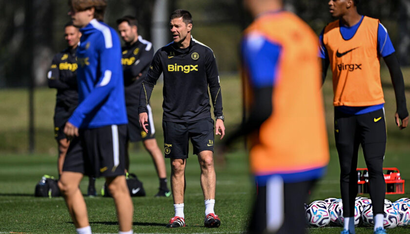 Pelatih Xabi Alonso memimpin sesi latihan pramusim skuad Chelsea di lapangan latihan Sydney, Australia.
