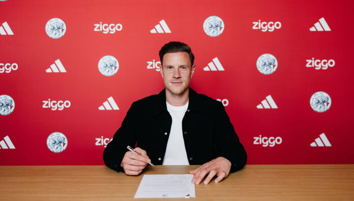 Sesi tanda tangan kontrak Marc-Andre ter Stegen bersama Ajax Amsterdam.