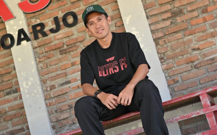 Gelandang senior Ichsan Pratama berseragam Deltras FC saat diperkenalkan resmi di Sidoarjo.