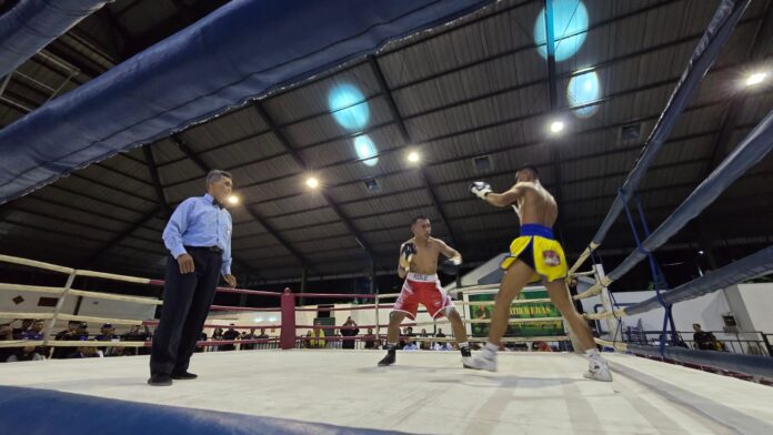 Petinju profesional bertarung sengit di atas ring GOR Hayam Wuruk Surabaya dalam ajang Predalion Fight Night.