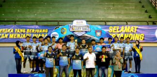 Indomaret Volleyball Tournament 2026 Seri Tulungagung Sukses Lahirkan Juara Baru Bernama SMAN 1 Kauman dan Boyolangu Penyerahan trofi juara Indomaret Volleyball Tournament 2026 Seri Tulungagung kepada tim putra SMAN 1 Kauman.