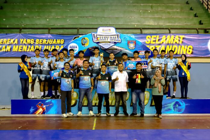 Penyerahan trofi juara Indomaret Volleyball Tournament 2026 Seri Tulungagung kepada tim putra SMAN 1 Kauman.