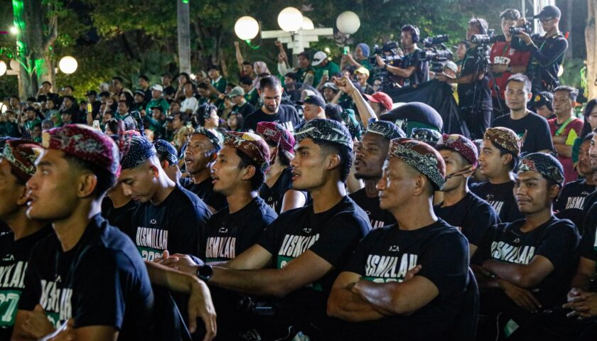 Para pemain Bajul Ijo asik menyaksikan acara hiburan pada acara bertajuk Launching Synergy Persebaya.