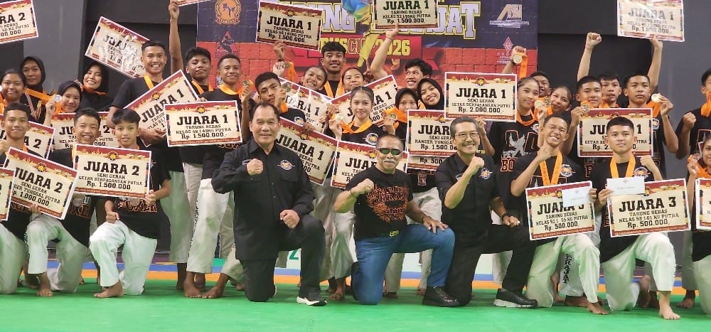Bambang Haryo Soekartono bersama Sang Guru H. Achmad Dradjat, Ketua Panitia Kejurnas Pelajar Tarung Derajat 2026, Erwin H. Poedjiono dan peraih medali Tarung Derajat Jawa Timur.