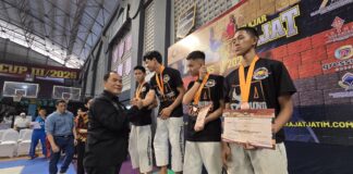 Kodrat Jatim Rayakan Gelar Juara Umum, Gondol 9 Medali Bambang Haryo Soekartono menyerahkan medali dan apresiasi kepada pemenang Kejurnas Pelajar Tarung Derajat 2026.