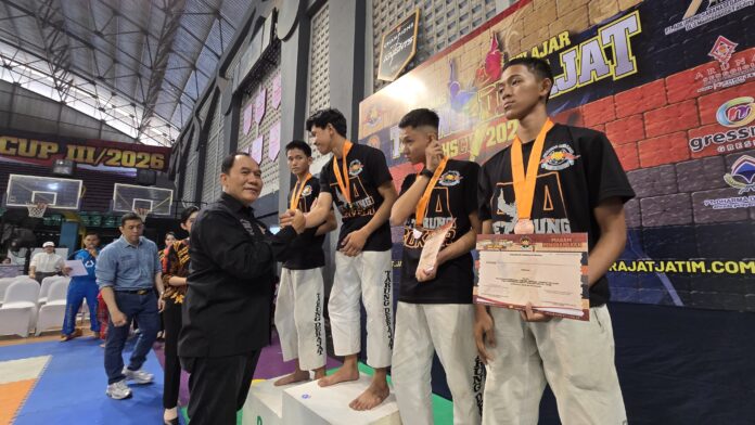 Bambang Haryo Soekartono menyerahkan medali dan apresiasi kepada pemenang Kejurnas Pelajar Tarung Derajat 2026.
