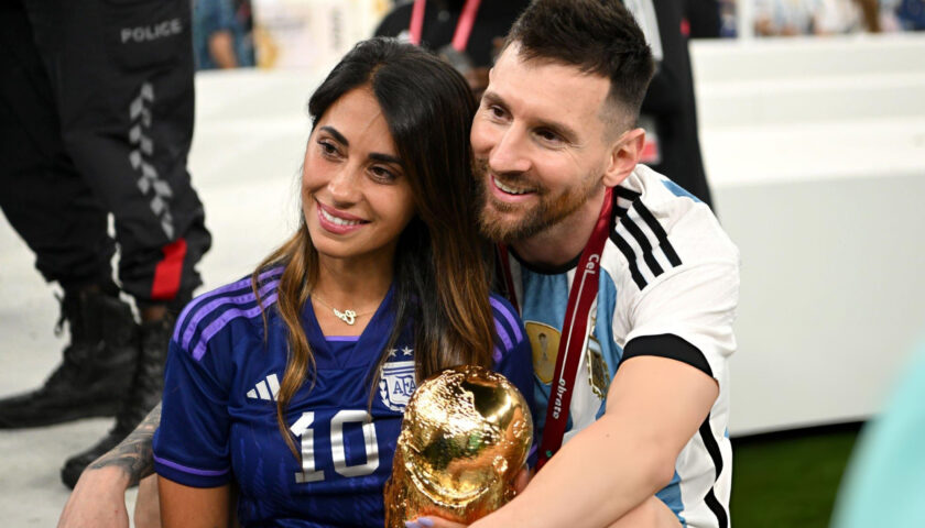 Kemesraan Antonela Roccuzzo bersama sang suami Lionel Messi merayakan momen usai juara Piala Dunia 2022.