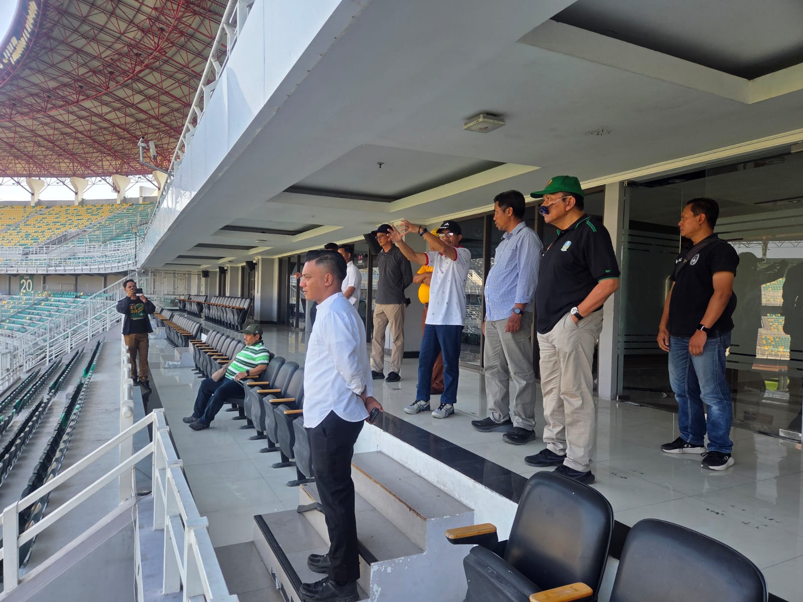 Sejumlah pengurus KONI Jatim dan PB Porprov bersama Pemkot Surabaya mengecek kondisi venue pertandingan Porprov 2027 di Kota Surabaya.