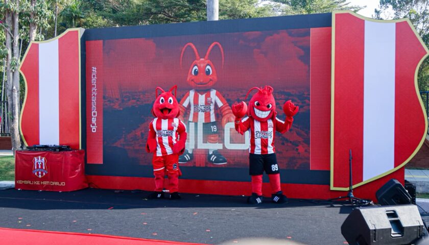 Maskot Cak Logan dan Cak Lilo menyapa anak-anak dan warga Sidoarjo saat Car Free Day.