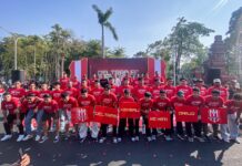 Deltras FC Kenalkan 30 Pemain, Patok Target Promosi Super League Skuad pemain Deltras FC menyapa suporter dan warga Sidoarjo saat acara Car Free Day.