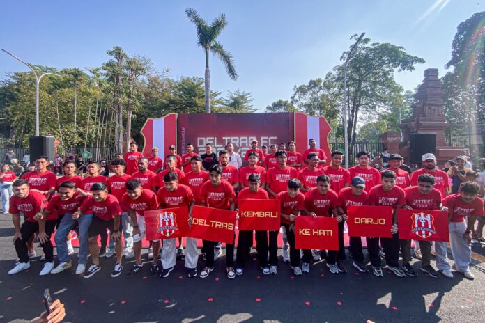 Skuad pemain Deltras FC menyapa suporter dan warga Sidoarjo saat acara Car Free Day.