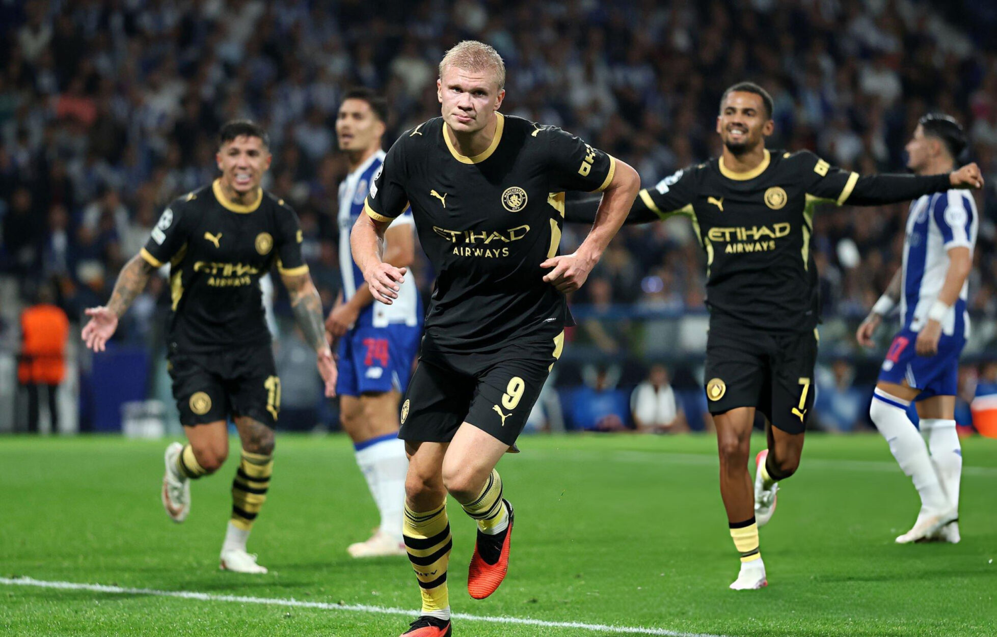 Erling Haaland merayakan golnya bersama skuad Manchester City di kandang Porto.