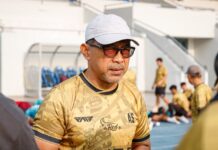 de Red FC Siap Bersaing: Mengapa Aji Santoso Tetap Berburu 1 Pemain Asing Baru? Pelatih kepala de Red FC Aji Santoso memberikan penjelasan kepada awak media mengenai persiapan tim.