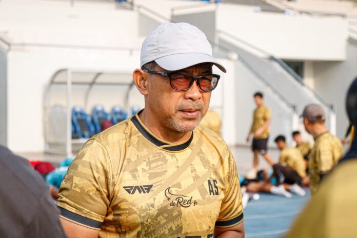 Pelatih kepala de Red FC Aji Santoso memberikan penjelasan kepada awak media mengenai persiapan tim.