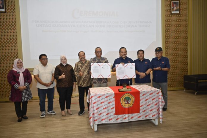 Penandatanganan MoU antara Rektor Untag Surabaya dan Ketua Umum KONI Jatim untuk beasiswa atlet.