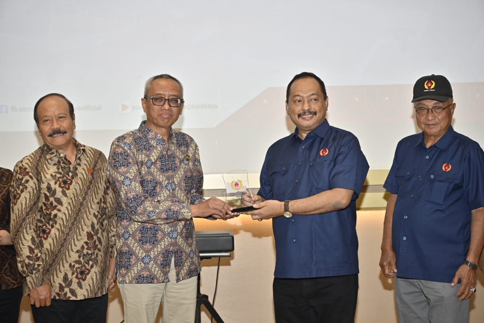 Pertukaran cendera mata usai penandatanganan kerja sama pendidikan antara Untag Surabaya dan KONI Jatim.