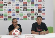 de Red FC Bidik 3 Poin Kontra Persipura, Waspadai Kebangkitan Lawan yang Berbahaya! Pelatih de Red FC Aji Santoso dan kiper Dimas Galih dalam sesi konferensi pers jelang pertandingan melawan Persipura Jayapura.