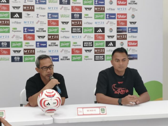 Pelatih de Red FC Aji Santoso dan kiper Dimas Galih dalam sesi konferensi pers jelang pertandingan melawan Persipura Jayapura.