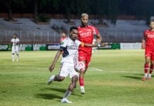 de Red FC Keok 1-3, Persipura Curi Kemenangan Dramatis Keven Alleson mencoba menghentikan pergerakan Gunansar Papua Mandowen dalam laga de Red FC melawan Persipura Jayapura.