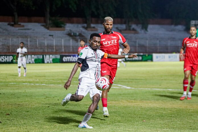 Keven Alleson mencoba menghentikan pergerakan Gunansar Papua Mandowen dalam laga de Red FC melawan Persipura Jayapura.