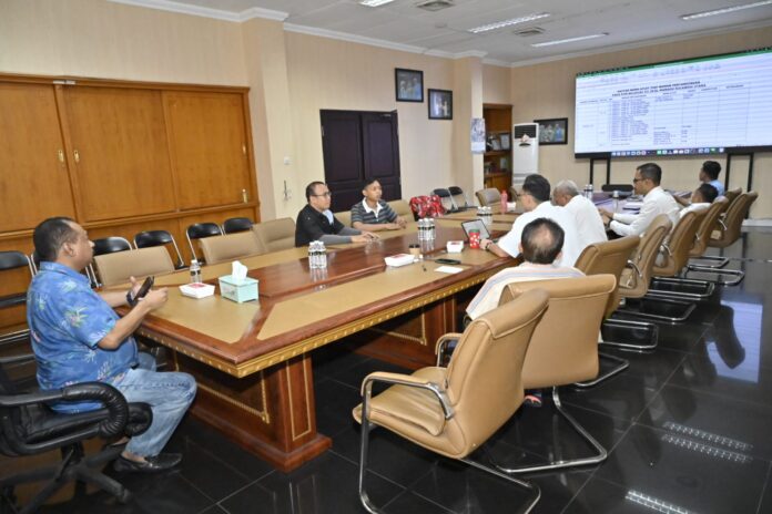 Suasana rapat koordinasi KONI Jatim bersama pengurus delapan cabang olahraga untuk persiapan PON Bela Diri 2026.