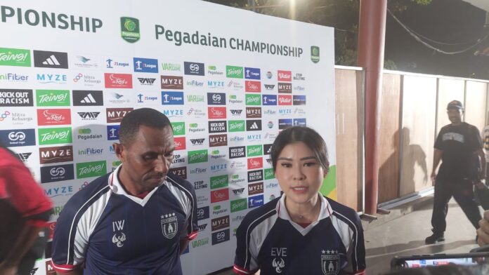 Manajer Persipura Eveline Sanita Injaya memberikan keterangan usai memenangi laga tandang.