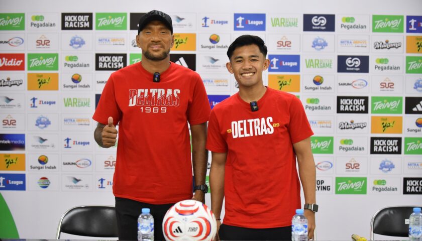 Leonard Tupamahu dan I Komang Ananta Krisna Putra saat jumpa pers jelang Deltras FC melawan Persiba Balikpapan.
