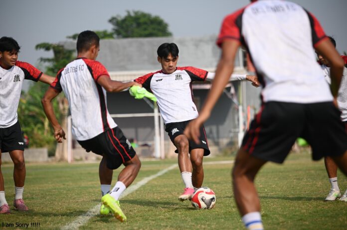 Pemain Deltras FC menjalani persiapan jelang pertandingan melawan Persiba Balikpapan.