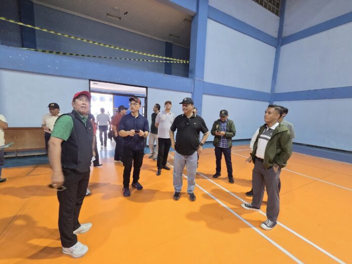 Rombongan KONI Jatim meninjau kesiapan venue olahraga Unesa untuk Porprov Jatim 2027.
