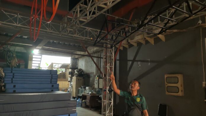Ketua MPI Jatim Dwi Kistiono meninjau arena latihan obstacle bergaya Ninja Warrior yang dibangun secara mandiri di Surabaya.