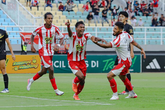 Pemain Deltras FC merayakan gol dalam kemenangan 2-0 atas Persiba Balikpapan pada Championship 2026/27.
