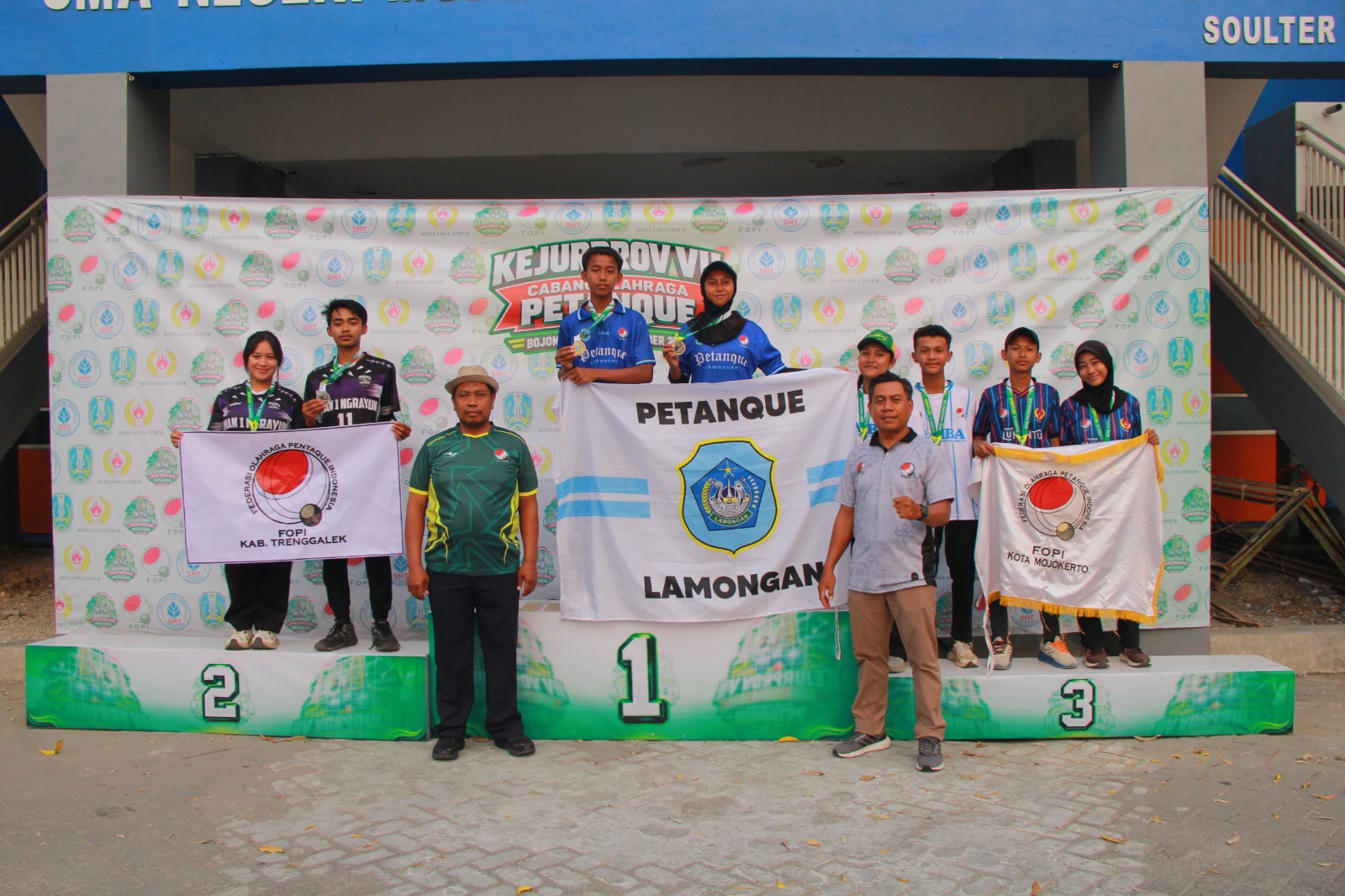 Kontingen Kota Mojokerto merayakan keberhasilan sebagai juara umum Kejurprov Petanque VII Jatim 2026 di Kabupaten Bojonegoro.