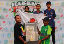 Kejurprov Petanque VII Jatim 2026 Resmi Milik Kota Mojokerto Perwakilan kontingen Kota Mojokerto menerima trofi juara umum Kejurprov Petanque VII Jatim 2026 di GOR Bojonegoro.