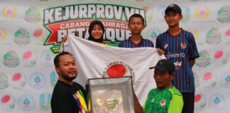 Kejurprov Petanque VII Jatim 2026 Resmi Milik Kota Mojokerto Perwakilan kontingen Kota Mojokerto menerima trofi juara umum Kejurprov Petanque VII Jatim 2026 di GOR Bojonegoro.