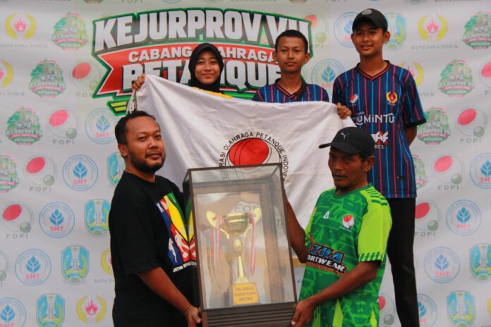 Perwakilan kontingen Kota Mojokerto menerima trofi juara umum Kejurprov Petanque VII Jatim 2026 di GOR Bojonegoro.