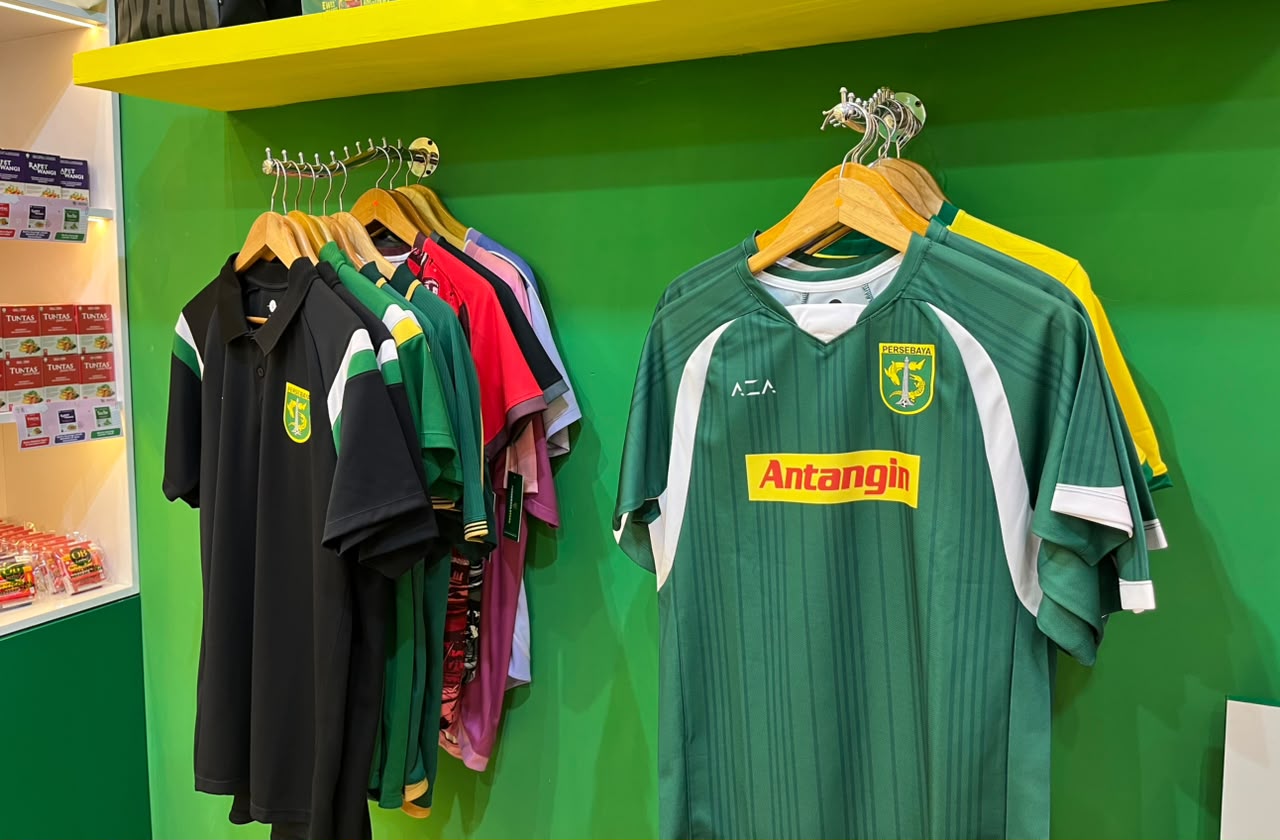 Jajaran merchandise eksklusif Antangin x Persebaya dan jersey klasik 2004 dipamerkan di booth PRJ 2026 Surabaya.