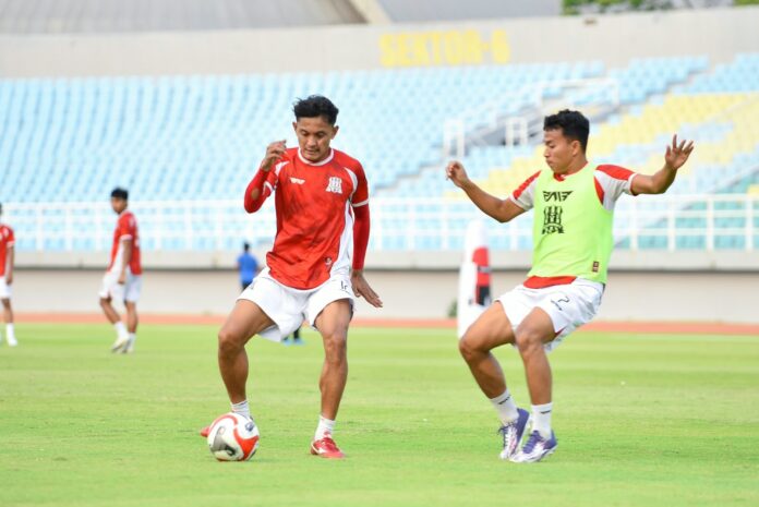 Leonard Tupamahu menyiapkan taktik Deltras FC untuk menghadapi Persela Lamongan dalam perebutan posisi puncak Grup B Championship 2026/2027.
