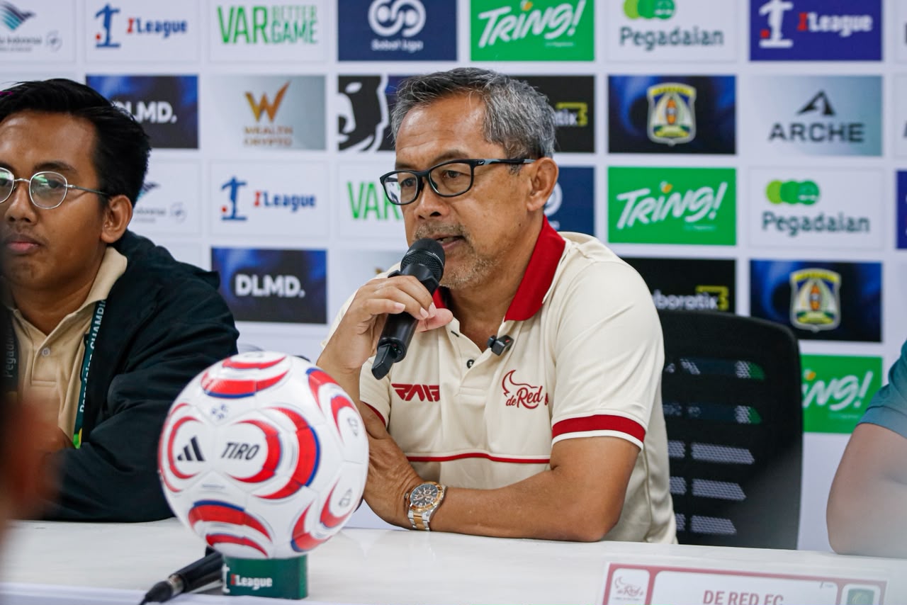 Aji Santoso, pelatih de Red FC, memberikan arahan dan menyiapkan tim menjelang pertandingan melawan Persis Solo.