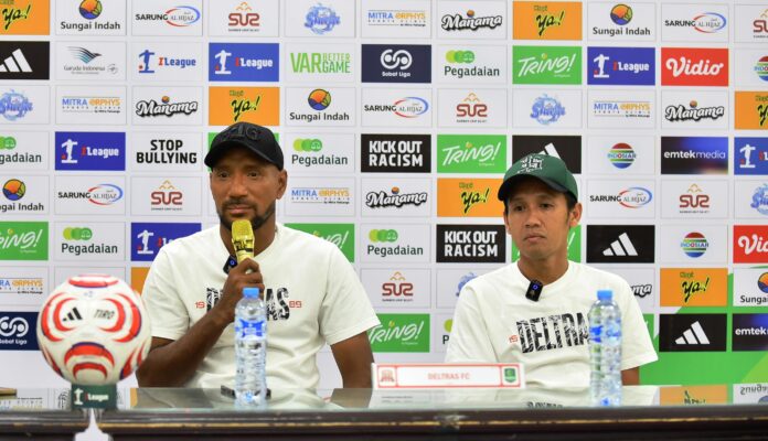 Leonard Tupamahu dan Ichsan Pratama dalam konferensi pers prapertandingan Deltras FC vs Persis Solo di Sidoarjo.