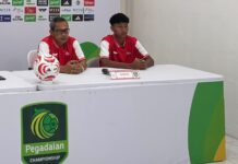 de Red FC vs PS Barito Putera: Tekad Bulat Skuad Aji Santoso Amankan 3 Poin di Markas Sendiri Pelatih Aji Santoso dan pemain Hattam Pratama saat sesi jumpa pers pra-pertandingan de Red FC vs PS Barito Putera.
