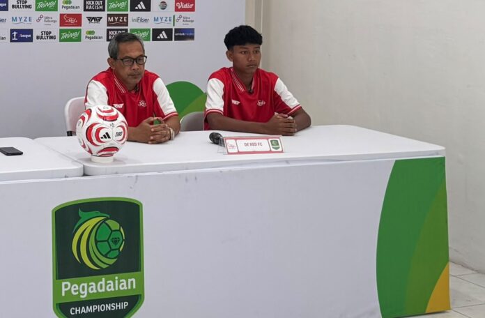 Pelatih Aji Santoso dan pemain Hattam Pratama saat sesi jumpa pers pra-pertandingan de Red FC vs PS Barito Putera.