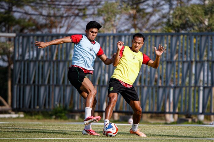 Skuad pemain Persebaya Surabaya mengikuti sesi latihan taktis di bawah arahan pelatih kepala Bernardo Tavares.
